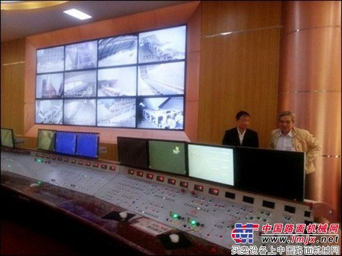 南方路机董事长方庆熙一行走访山西恒台客户 