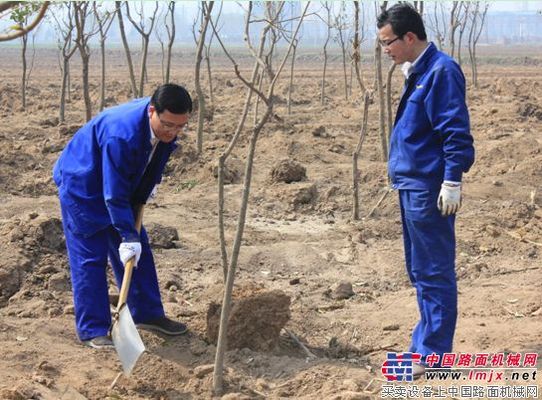 力士德公司义务植树活动圆满完成