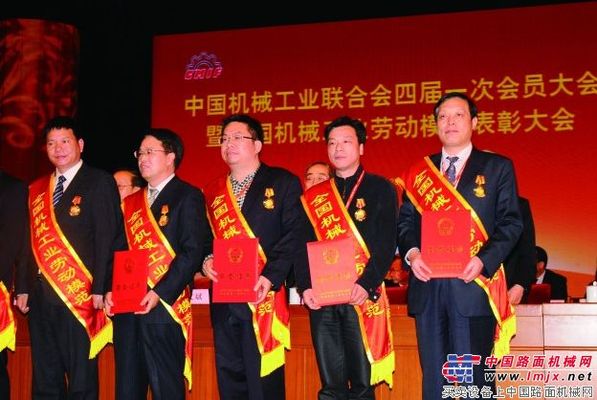 中联重科殷正富高级总裁荣获“全国机械工业劳动模范”称号
