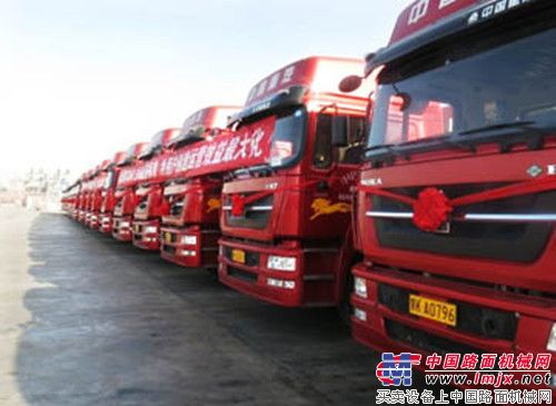 中国重汽首批20辆H7 LNG牵引车入驻鄂尔多斯集团