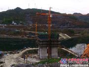 贵州沿德高速公路三标乌江特大桥8号主墩墩身加紧施工