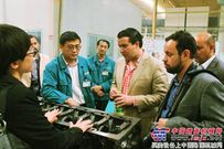 墨西哥萨博潘代表参观曼发动机生产线