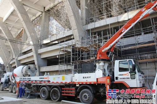 三一泵车在世界杯决赛的里约Maracana 球场看台座椅重建工程中施工