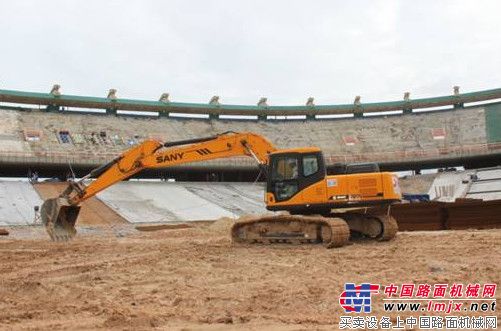 三一23噸的 SY230挖掘機是最早進入Fortaleza 市Castelao舊球場施工的設備之一