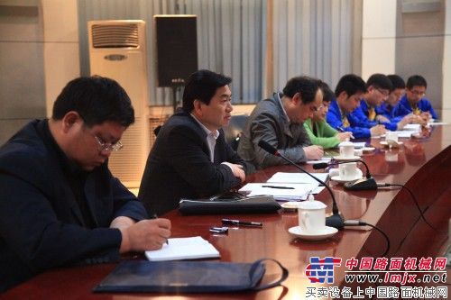 西安重装总经理李德锁深入陕建机调研征求意见