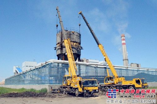 徐工25吨汽车起重机助力山东化工厂罐体拆除项目