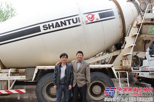 昌华汇鑫搅拌站站长刘长林（左一）和混凝土搅拌运输车操作手张师傅