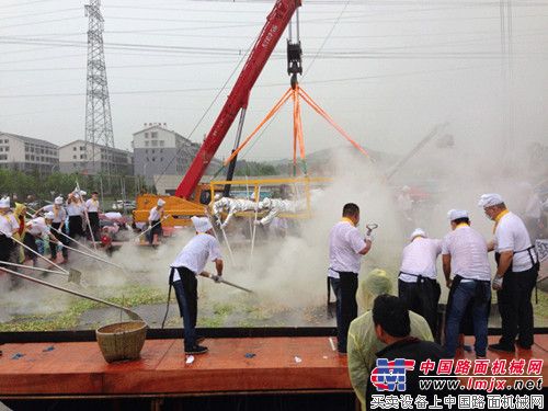 星邦直臂式高空作業平台助力拍攝世界第一鍋辣椒炒肉出鍋