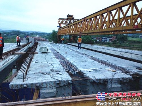 重庆永江高速公路第一合同段跨成渝铁路桥成功架设T梁