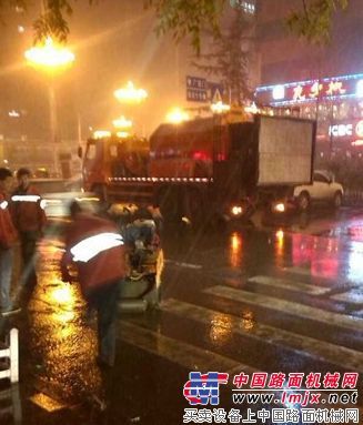 风雪之夜的道路守护神——英达“修路王”