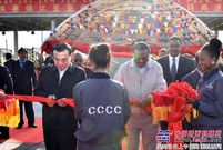 李克强与埃塞总理为埃塞首条高速公路通车剪彩