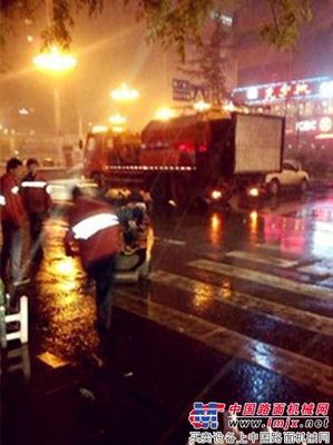 风雪之夜的道路守护神——英达“修路王”