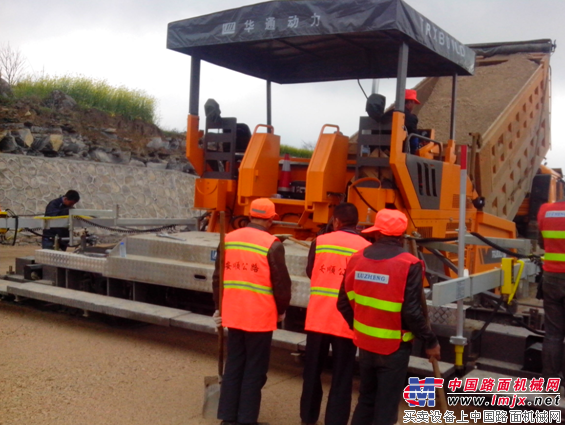 江蘇華通動力多功能攤鋪機助力貴州省道S209公路建設