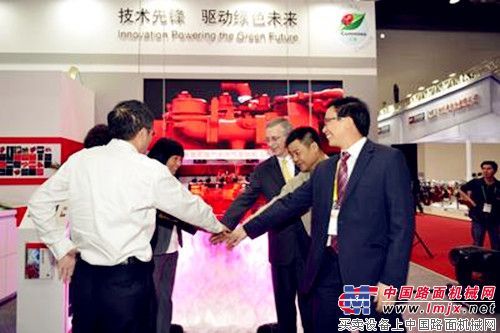 康明斯首款國產天然氣發動機亮相2014北京國際道路運輸展