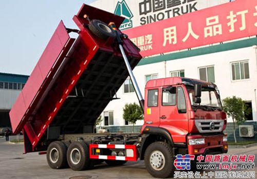 中国重汽HOWO M5G加盖自卸车亮相
