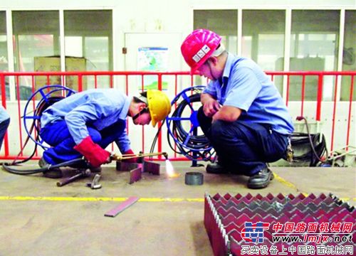 中联重科工程起重机公司履带吊制造分公司积极开展技能培训