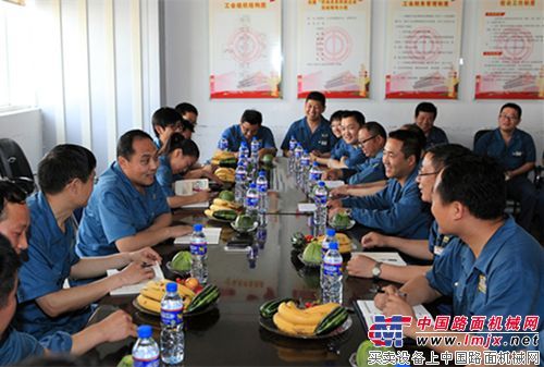 山重建机工会质保分会举行端午节员工座谈会