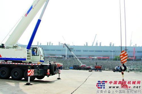 中联重科员工龙卫国吊臂插花 举轻若重