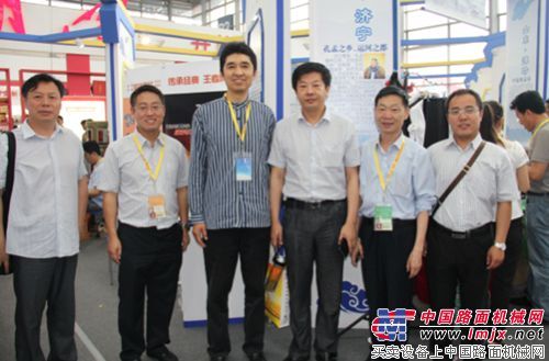 山推成功参展第18届中国东西部合作与投资贸易洽谈会暨丝绸之路国际博览会