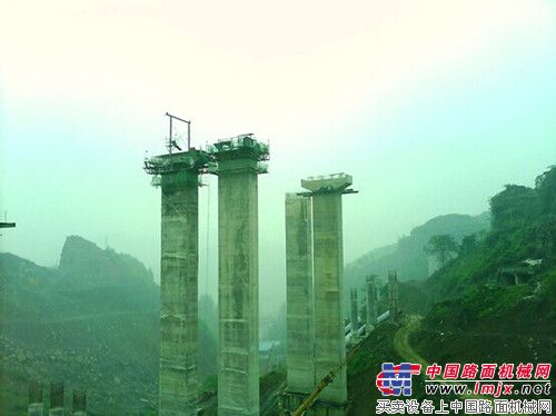 贵州省沿德高速公路三标石板溪大桥首件盖梁浇筑完成