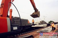 中铁十五局郑开：铺轨作业与时间赛跑