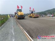 中铁十一局二公司麻武高速公路三标路面项目底基层试验段成功摊铺