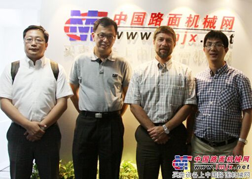 卡特彼勒路麵設備高層領導造訪中國路麵機械網