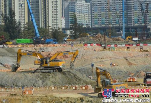 徐工挖掘机群助建香港中环“新地标”