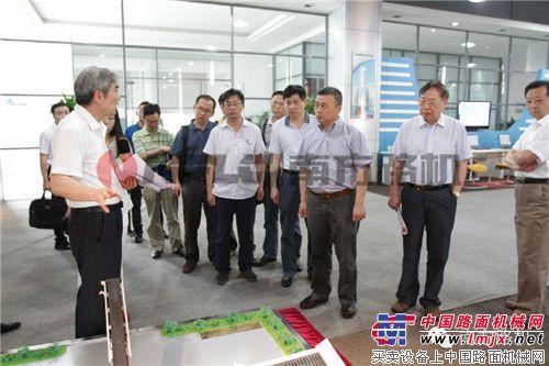 中国工程院院士一行视察南方路机
