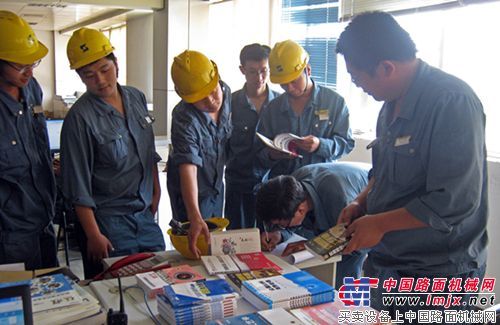 按需导向 学有所获——山重建机首个职工流动书屋建立