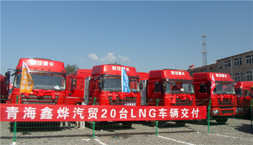 陝汽德龍F3000 LNG大馬力牽引車青海批量交車