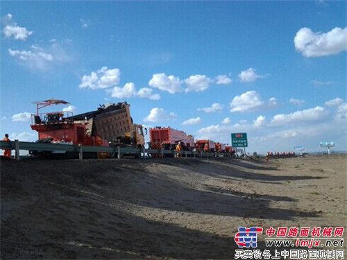 “英达”奇兵修复G216沙漠公路