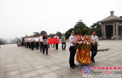 徐工开展“缅怀革命先烈，践行群众路线”参观教育活动
