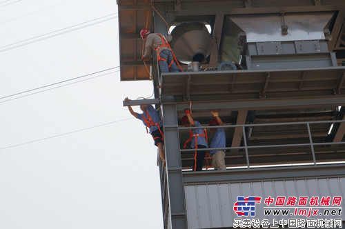 陕建机员工吃苦耐劳抗高温 确保搅拌站顺利安装