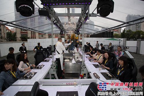 徐工起重机在沪陆家嘴为创意“空中餐厅”起吊