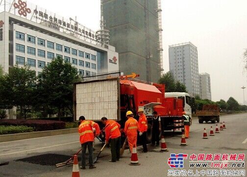 抢修不惧风雨 英达“修路王”进驻湖南常德
