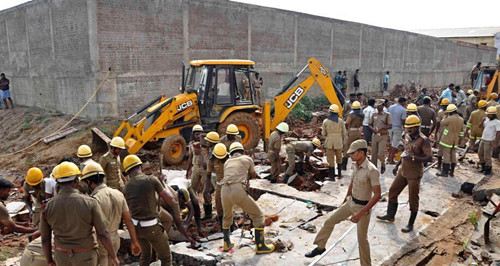 印度金奈发生房屋倒塌事故 JCB挖掘装载机协助救援