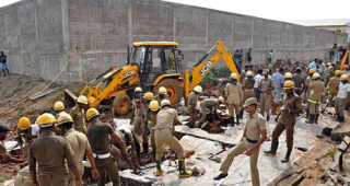 印度金奈發生房屋倒塌事故 JCB挖掘裝載機協助救援