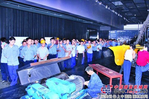 行业首家工程机械博物馆迎来中联重科生产一线员工