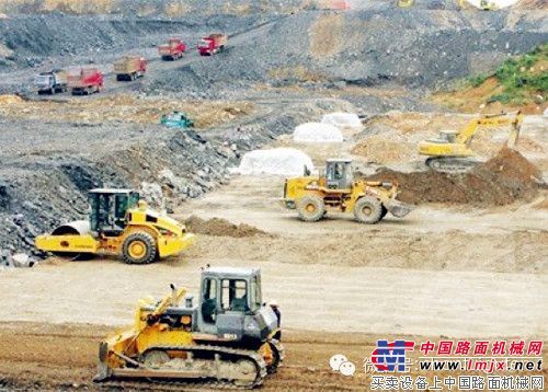 山推设备助力广西“山顶机场”建设