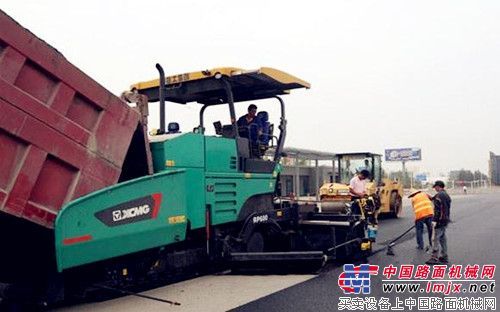 中国首台洒布摊铺机徐工RP600南京首秀获成功