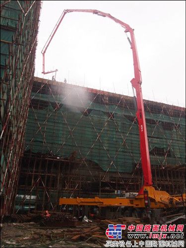 徐工HB75K泵车雨中首秀 成就华东第一高 
