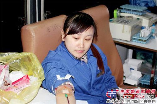 柳工员工伸出手臂献爱心 无偿献血成常态