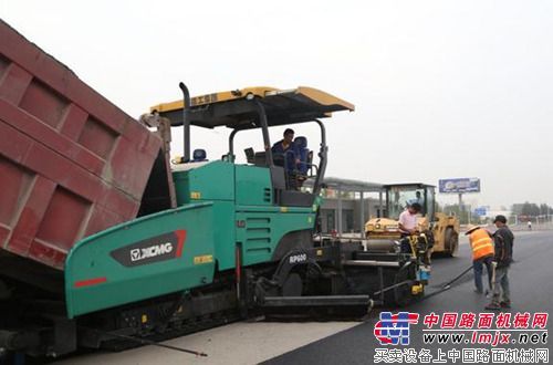 国际顶尖技术领航：中国首台洒布摊铺机RP600首秀获赞