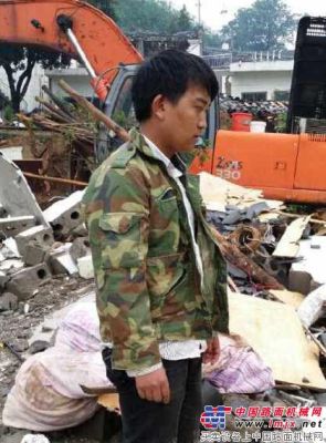 云南鲁甸6.5级地震日立挖掘机现救援现场