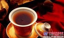 工程机械操作手多喝茶,炎热夏日有精神