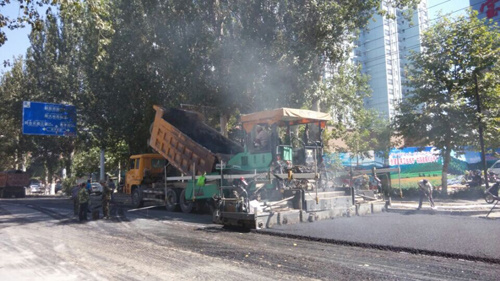 大国重器 节能先锋：徐工3系列摊铺机伊宁市道路改造工程立头功