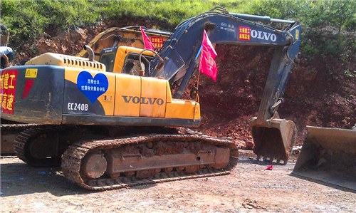 沃尔沃挖掘机深入鲁甸震区 争分夺秒抢险救援