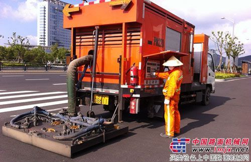 英达热再生修复连云港千余“马路肚脐眼”