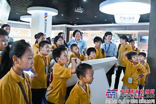 中联组织员工子女参观泉塘工业园